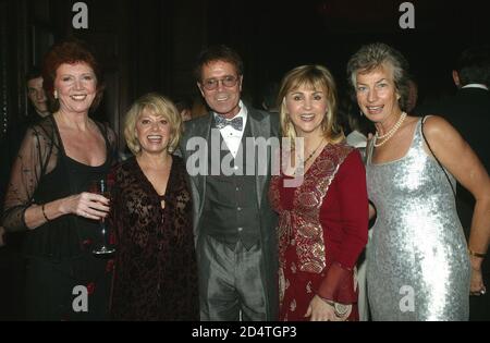 Abendessen der Cliff Richard's Tennis Foundation im Hampton Court 11. Dez 2003: Von links Cilla Black, Elaine Page, Lesley Garrett, Cliff Richard und Virginia Stockfoto