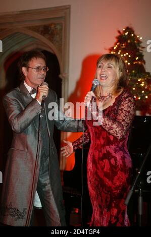 Abendessen der Cliff Richard's Tennis Foundation im Hampton Court 11. Dez 2003: Cliff Richard und Lesley Garrett Stockfoto