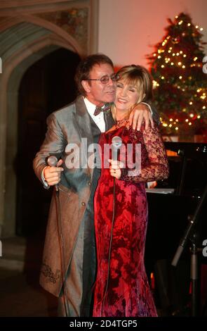 Abendessen der Cliff Richard's Tennis Foundation im Hampton Court 11. Dez 2003: Cliff Richard und Lesley Garrett Stockfoto