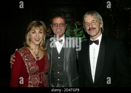 Cliff Richard's Tennis Foundation Dinner im Hampton Court 11. Dez 2003: Cliff Richard mit Lesley und Ehemann Peter Garrett Stockfoto