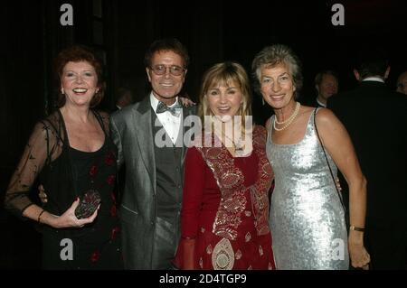 Abendessen der Cliff Richard's Tennis Foundation im Hampton Court 11. Dezember 2003: Von links Cilla Black, Cliff Richard, Lesley Garrett und Virginia Wade Stockfoto