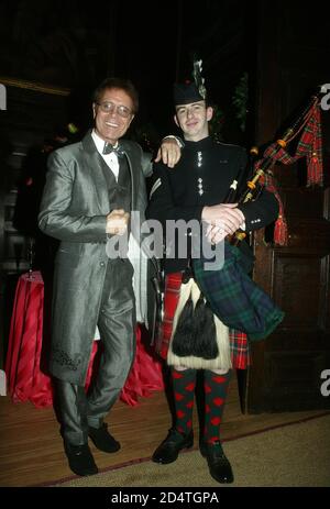 Cliff Richard's Tennis Foundation Dinner im Hampton Court 11. Dez 2003: Cliff Richard mit einem schottischen Piper Stockfoto