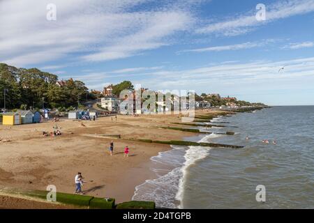 Blick entlang des Strandes in der Nähe der Promenade von Felixstowe, Suffolk, Großbritannien. Stockfoto