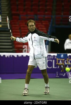 Cliff Richard bei seinem Tennis Classic Turnier in Birmingham NIA 20. Dez 2003 Stockfoto