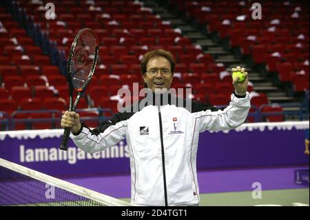 Cliff Richard bei seinem Tennis Classic Turnier in Birmingham NIA 20. Dez 2003 Stockfoto