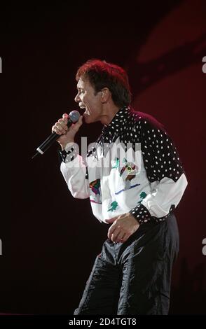 Cliff Richard tritt bei seinem Tennis Classic in Birminghamj NIA auf Dezember 2003 Stockfoto