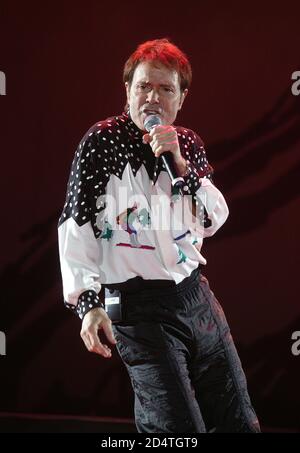 Cliff Richard tritt bei seinem Tennis Classic in Birminghamj NIA auf Dezember 2003 Stockfoto