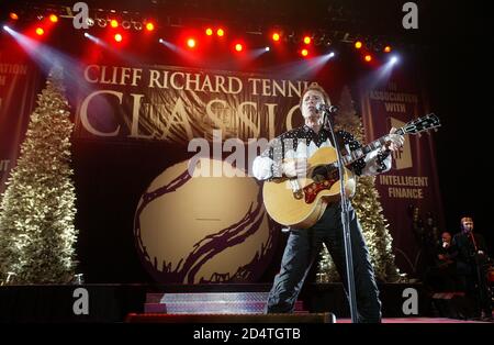 Cliff Richard tritt bei seinem Tennis Classic in Birminghamj NIA auf Dezember 2003 Stockfoto