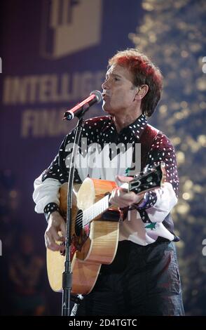 Cliff Richard tritt bei seinem Tennis Classic in Birminghamj NIA auf Dezember 2003 Stockfoto