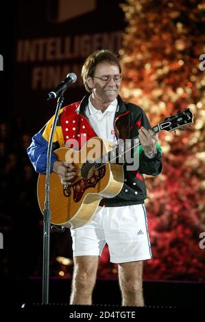 Cliff Richard tritt bei seinem Tennis Classic in Birminghamj NIA auf Dezember 2003 Stockfoto