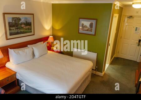 Typisches Doppelzimmer im Holiday Inn Ipswich - Orwell Hotel in Ipswich, Suffolk, Großbritannien. Stockfoto