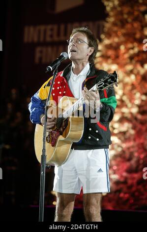 Cliff Richard tritt bei seinem Tennis Classic in Birminghamj NIA auf Dezember 2003 Stockfoto