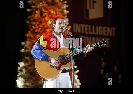 Cliff Richard tritt bei seinem Tennis Classic in Birminghamj NIA auf Dezember 2003 Stockfoto