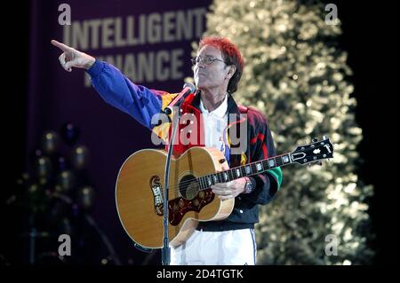 Cliff Richard tritt bei seinem Tennis Classic in Birminghamj NIA auf Dezember 2003 Stockfoto