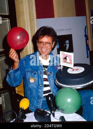 Cliff Richard feiert 30 Jahre Showbusiness im Jahr 1988 Stockfoto