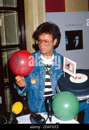 Cliff Richard feiert 30 Jahre Showbusiness im Jahr 1988 Stockfoto