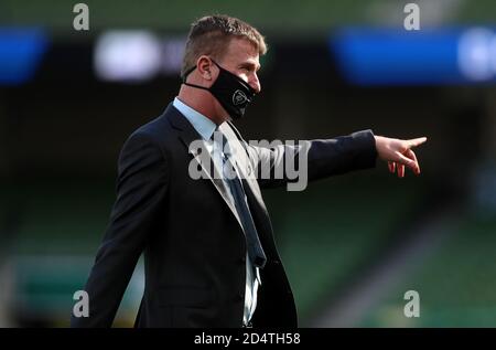 Der irische Manager Stephen Kenny inspiziert das Spielfeld vor dem Spiel der UEFA Nations League Group 4, League B im Aviva Stadium, Dublin. Stockfoto