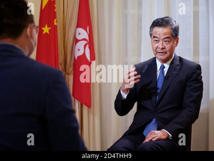 Hongkong, China. Okt. 2020. Der stellvertretende Vorsitzende des Nationalen Komitees der Politischen Konsultativkonferenz des chinesischen Volkes Leung Chun-ying, ebenfalls ehemaliger Chef der Sonderverwaltungsregion Hongkong (HKSAR), spricht in einem exklusiven Interview mit Xinhua in Hongkong, Südchina, am 8. Oktober 2020. Quelle: Wang Shen/Xinhua/Alamy Live News Stockfoto