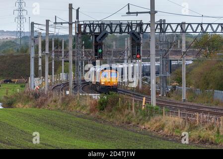 Elektro-Motive Diesel Typ JT42CWR Diesellokomotive der Baureihe 66 an der Vorderseite des Doppelhebezugstraintes mit Colas Rail Freight Class 60, 60047 AT Stockfoto