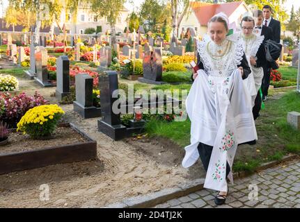 Crostwitz, Deutschland. Oktober 2020. Confirmants kommen zur Bestätigung in die Kirche in Crostwitz. Einige Mädchen tragen die Tracht der sorbischen Druschka, der unverheirateten. In der katholischen Kirche ist die Firmung eines der Sakramente nach der Taufe und der ersten Kommunion. Quelle: Matthias Rietschel/dpa-Zentralbild/ZB/dpa/Alamy Live News Stockfoto