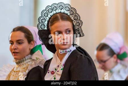 Crostwitz, Deutschland. Oktober 2020. In der Kirche von Crostwitz erhalten die Jugendlichen eine Bestätigung. Einige der Mädchen tragen traditionell das sorbische Kostüm. In der katholischen Kirche ist die Firmung eines der Sakramente nach der Taufe und der ersten Kommunion. Quelle: Matthias Rietschel/dpa-Zentralbild/ZB/dpa/Alamy Live News Stockfoto