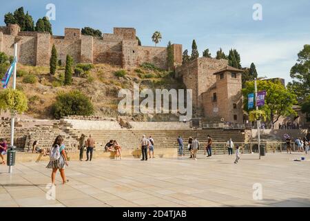 Malaga Spanien. Malaga Alcazaba. Altes römisches Amphitheater mit Alcazaba dahinter, Malaga, Andalusien, Spanien Stockfoto