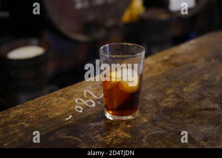 Glass Vermouth serviert in Antigua Casa de Guardia oder casa flores älteste Bodega in Malaga, Andalusien, Spanien. Stockfoto