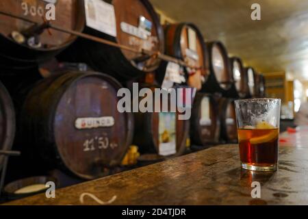 Glass Vermouth serviert in Antigua Casa de Guardia oder casa flores älteste Bodega in Malaga, Andalusien, Spanien. Stockfoto