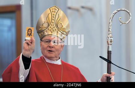 Crostwitz, Deutschland. Oktober 2020. Bischof Konrad Zdarsa predigt während eines Konfirmationsgottesdienstes. In der Kirche von Crostwitz erhielten etwa 40 Jugendliche eine Bestätigung. In der katholischen Kirche ist die Firmung eines der Sakramente nach der Taufe und der ersten Kommunion. Quelle: Matthias Rietschel/dpa-Zentralbild/ZB/dpa/Alamy Live News Stockfoto