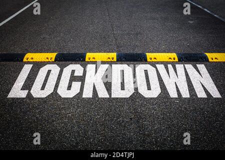 Schriftzug der Word Lockdown on a Road Stockfoto