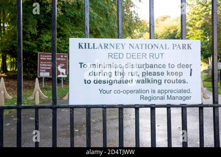 Red Deer Rut Park Regeln Schild und Hinweisschild am Eingang zum Killarney National Park, County Kerry, Irland Stockfoto