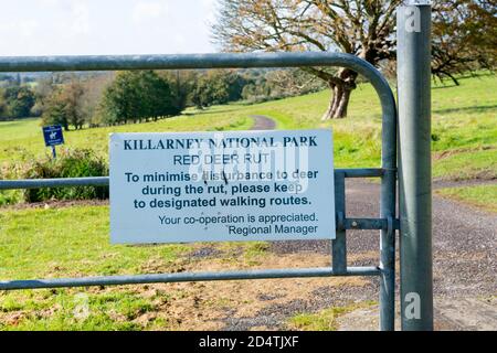 Red Deer Rut Park Regeln Schild und Hinweisschild in Killarney National Park, County Kerry, Irland Stockfoto