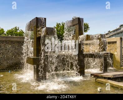 SEATTLE, WASHINGTON STATE, USA - JUNI 2018: Großes Wasserspiel am Wasser in Seattle. Stockfoto