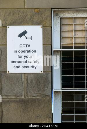 Schild an der Wand eines Parkhausgebäudes mit der Erklärung, dass CCTV in Betrieb ist. Keine Personen. Stockfoto