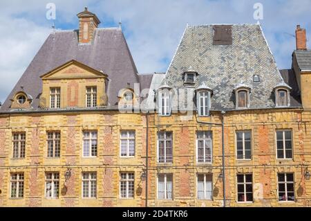 Leere Cafétische auf dem Hauptplatz Place Ducale von Charleville-Mézières im Departement Ardennen in der französischen Region Grand Est Stockfoto