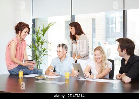 Gruppe junger Büroangestellte Stockfoto