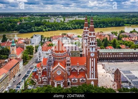 Szeged, Ungarn - Luftaufnahme der Votivkirche und Kathedrale unserer Lieben Frau von Ungarn (Szeged Dom) an einem sonnigen Sommertag mit Fluss Theiß und blauen s Stockfoto