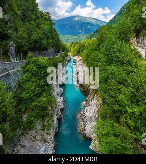 Soca-Tal, Slowenien - Fluss Soca ist ein wunderschöner türkisfarbener Wasserfluss in den slowenischen Alpen, der sich in der Nähe der Stadt Kobarid im Triglav National Par befindet Stockfoto