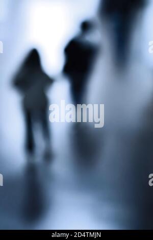 Silhouetten von Menschen, die sich in einem unterirdischen Gang bewegen Stockfoto