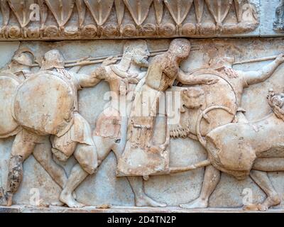 Delphi, Griechenland - Oktober 04 2020: Altgriechischer Tempelfries Detail, Delhpi, Griechenland Stockfoto