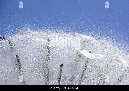 Nahaufnahme des Wasserbrunnens mit Sprühnebel am azurblauen Himmel Stockfoto