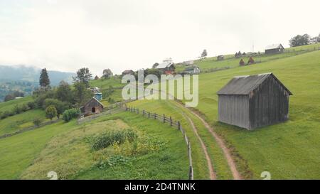 Ländliche Holzhütten in den Bergen. Stockfoto