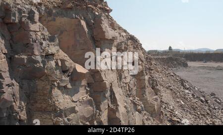 Nahansicht der felsigen Bodenstruktur in einem Bergbaubruch. Stockfoto