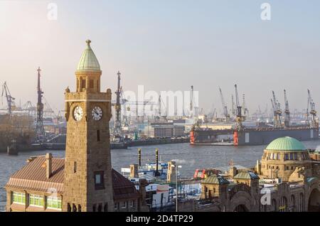 Überblick über die berühmten Landungsbrücken und Hafenanlagen in Hamburg Stockfoto