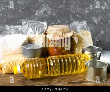 Nahrung für Spenden. Gesunde Lebensmittel für die Lieferung von Lebensmitteln. Set von rohem Getreide, Öl, Getreide und Konserven. Stockfoto