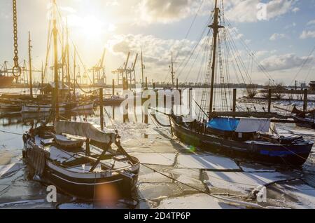 Historische Schiffsschiffe im Hafen in Hamburg Övelgönne in Winter bei Sonnenuntergang Stockfoto