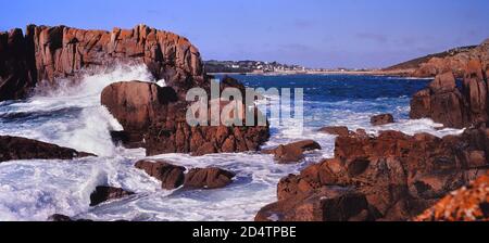 Blick in Richtung Hugh Stadt & Porthcressa Strand von der zerklüfteten Küste in Peninnis Head, St Mary's, Isles of Scilly, Cornwall, England, Großbritannien Stockfoto