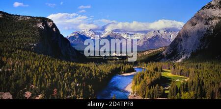 Blick auf den Bow River und den Golfplatz des Fairmont Banff Springs Hotels vom Banff Springs Hotel. Banff National Park. Alberta. Kanada, Nordamerika Stockfoto