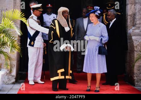Ein lächelndes HM Königin Elizabeth II und Prinz Philip begleitet von dem Sprecher des Hauses, Lawson Weekes, bei einem königlichen Besuch zum 350. Jahrestag des Parlaments von Barbados, Bridgetown. Bis 11. März 1989 Stockfoto