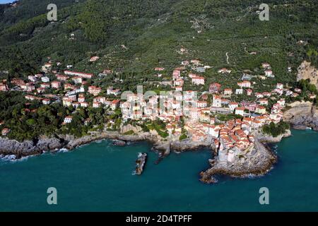 Luftaufnahme von Tellaro, altes und kleines Dorf in der Nähe von Lerici, im Golf von La Spezia (Golfo dei Poeti) Ligurien, Italien, Europa Stockfoto